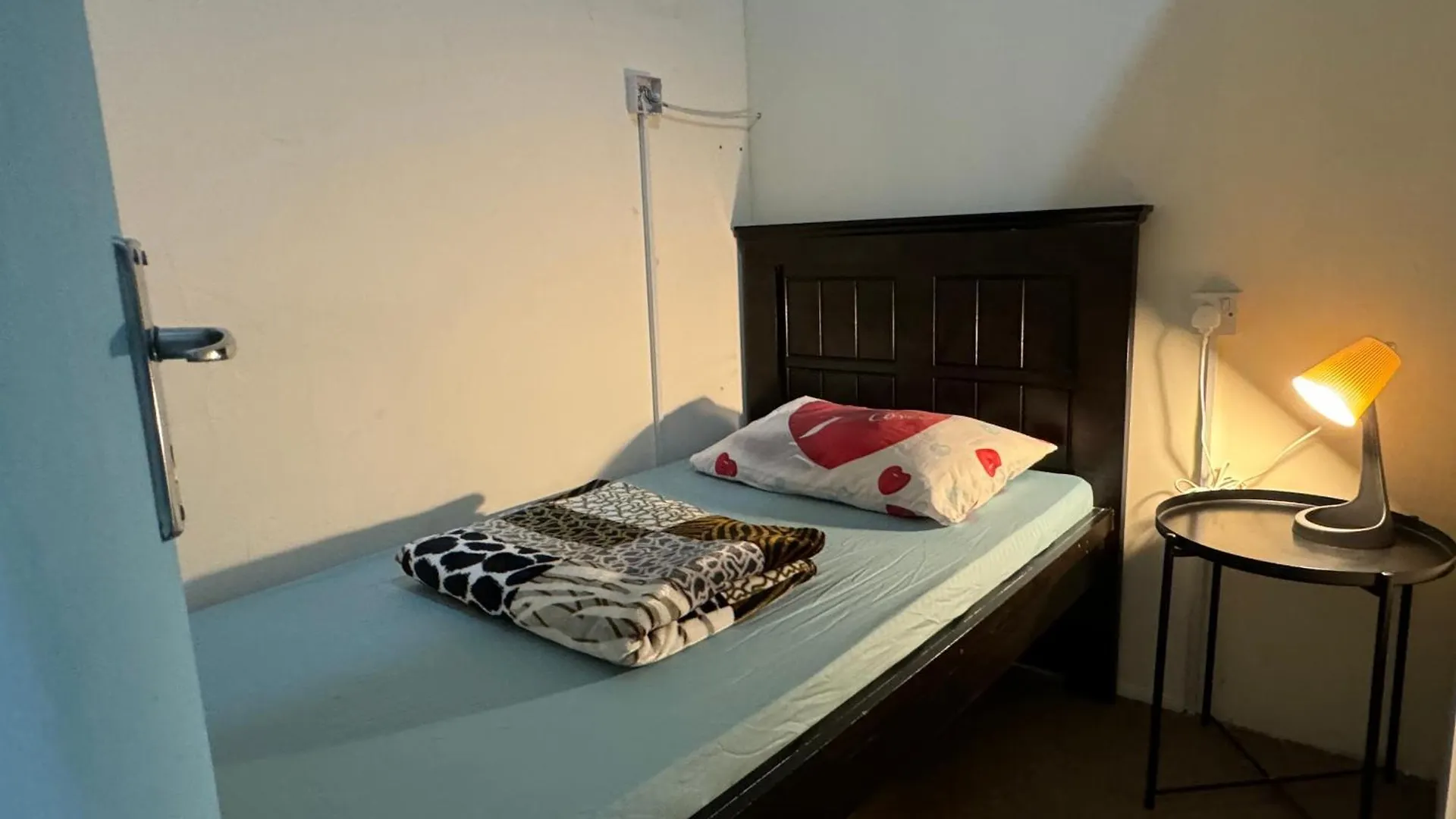 Backpacker'S Bed - No Parking Space أبو ظبي منزل للإقامة