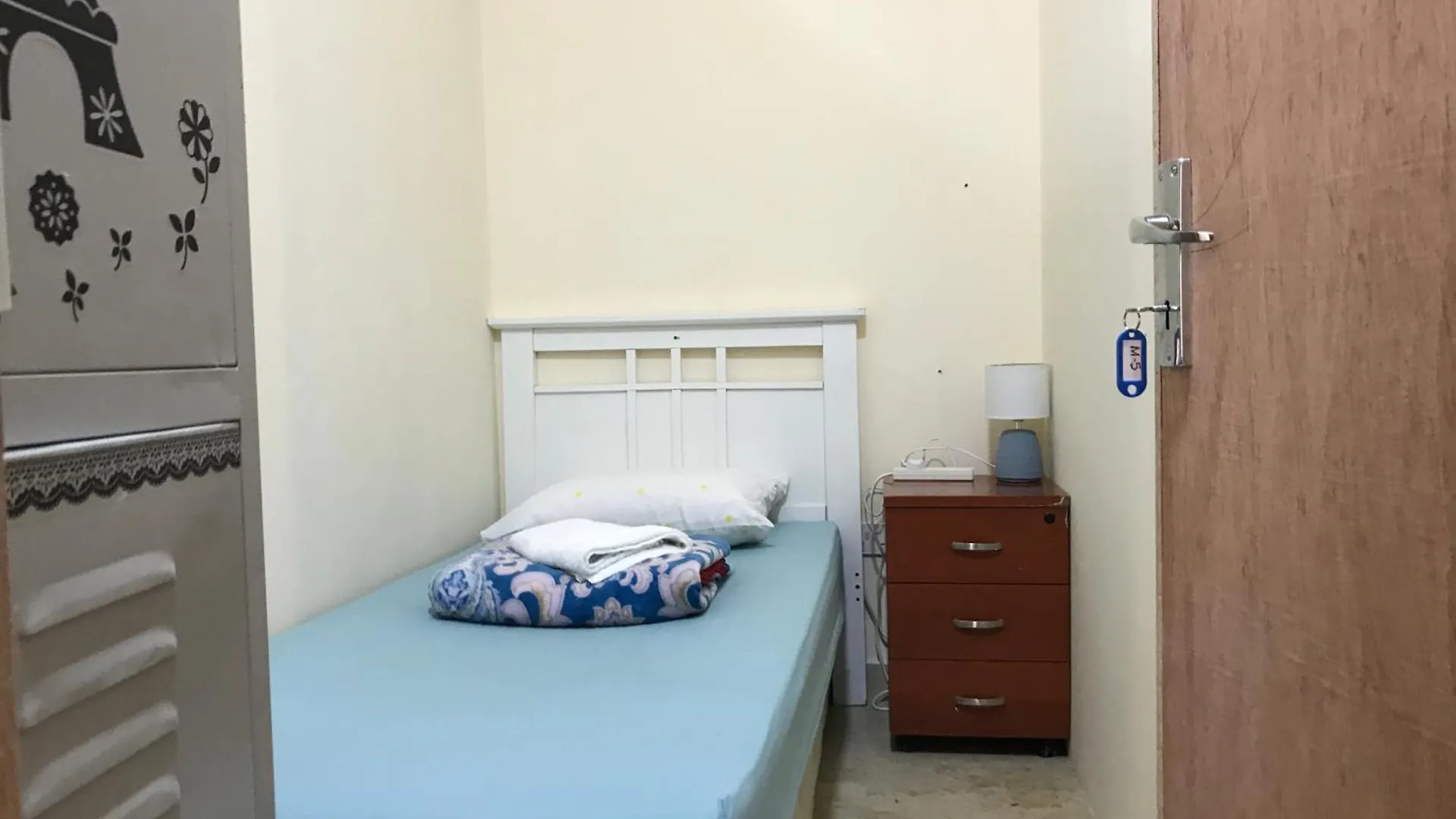 Homestay Backpacker'S Bed - No Parking Space Abu Dhabi