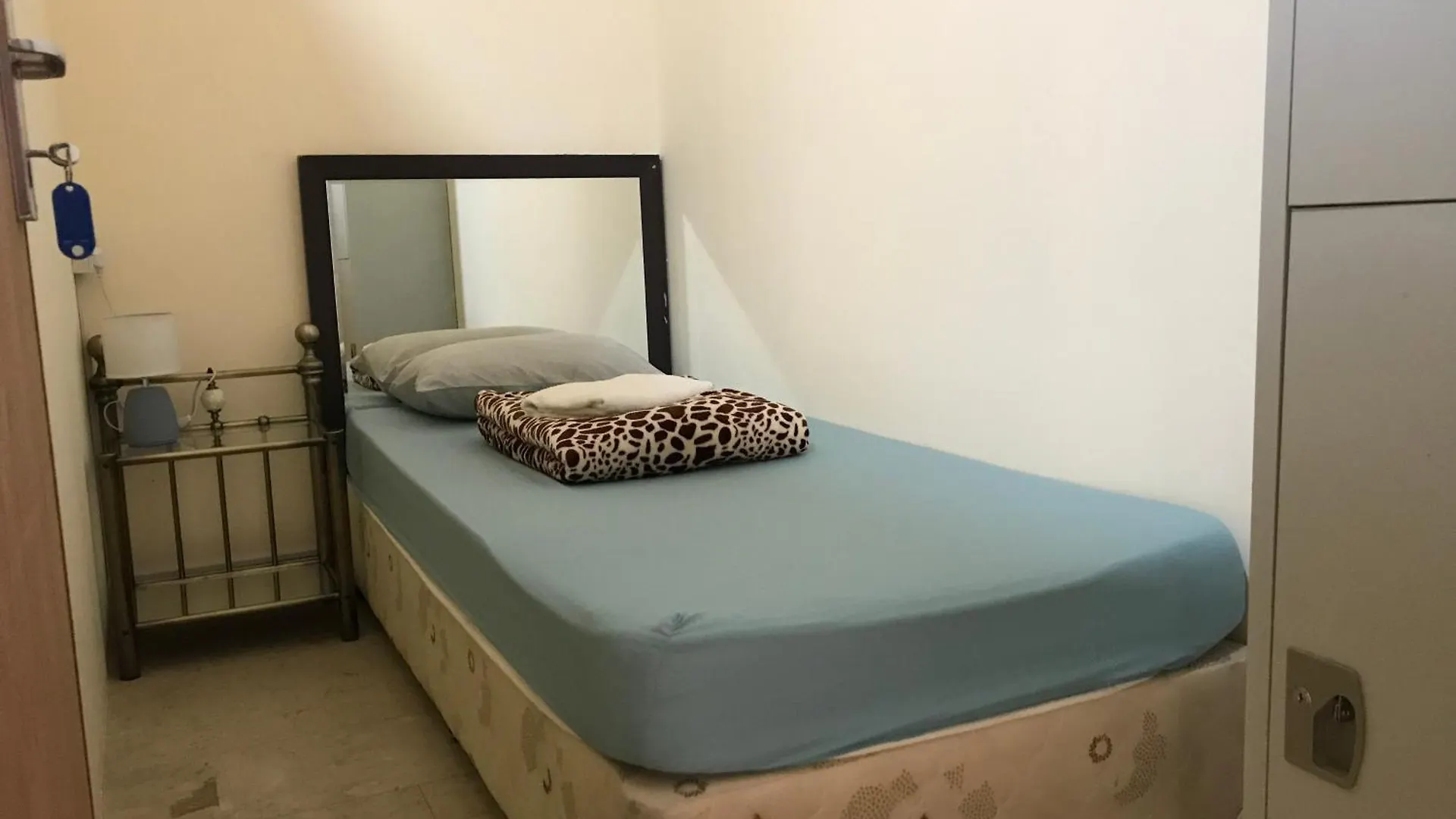 Backpacker'S Bed - No Parking Space Abu Dhabi 0*,