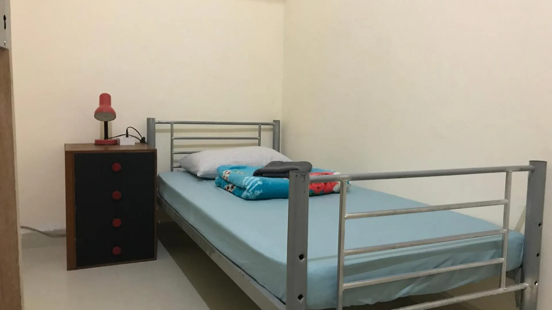 Backpacker'S Bed - No Parking Space Abu Dhabi Homestay