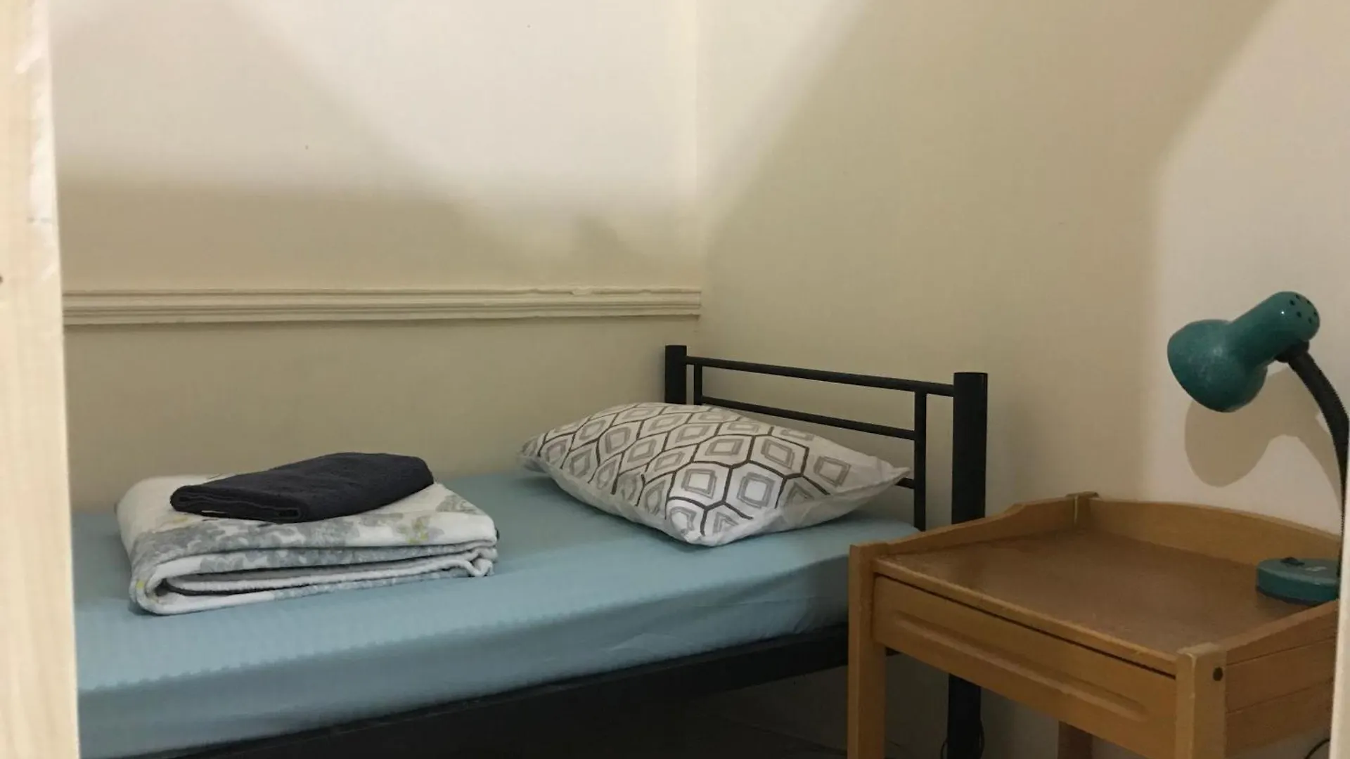 Backpacker'S Bed - No Parking Space Abu Dhabi United Arab Emirates