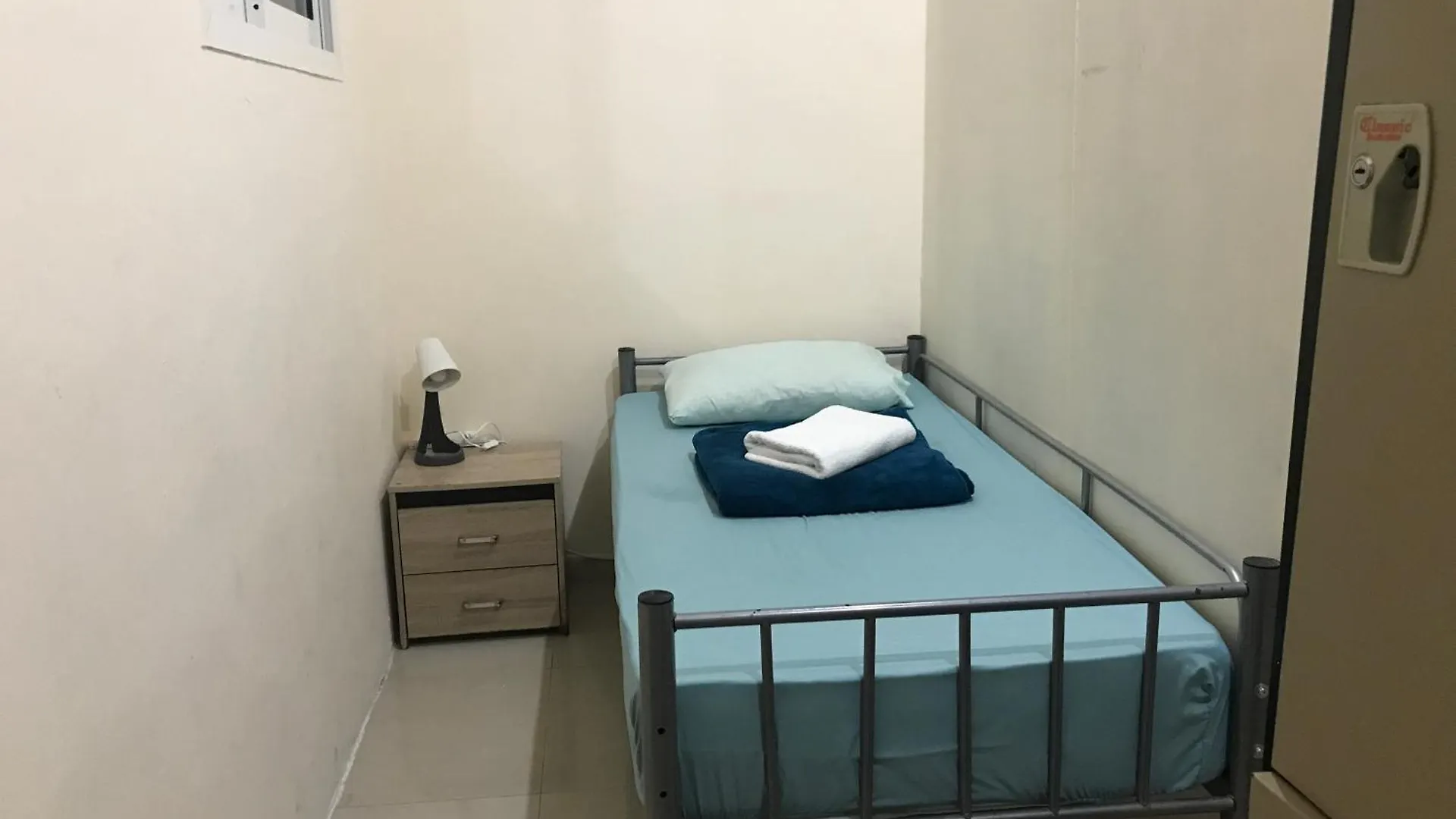 Backpacker'S Bed - No Parking Space Abu Dhabi