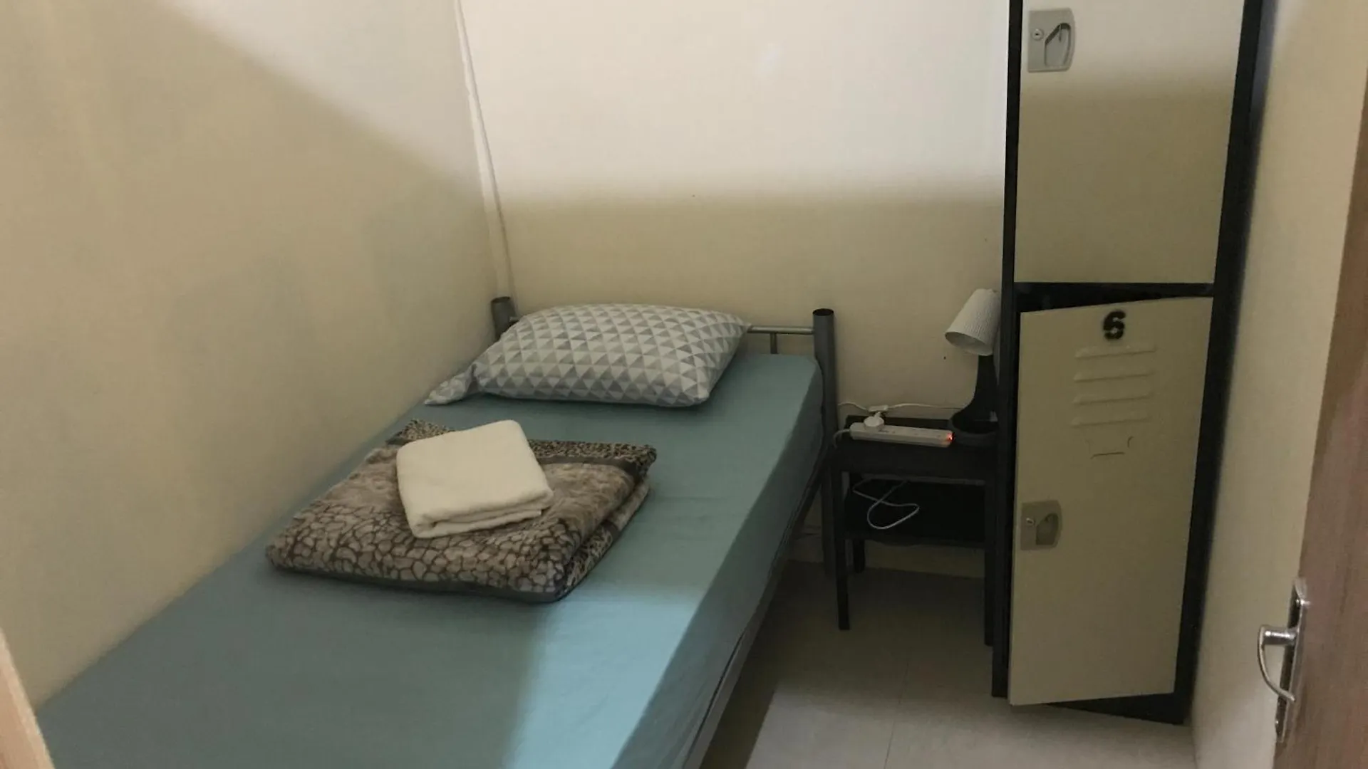 Homestay Backpacker'S Bed - No Parking Space Abu Dhabi