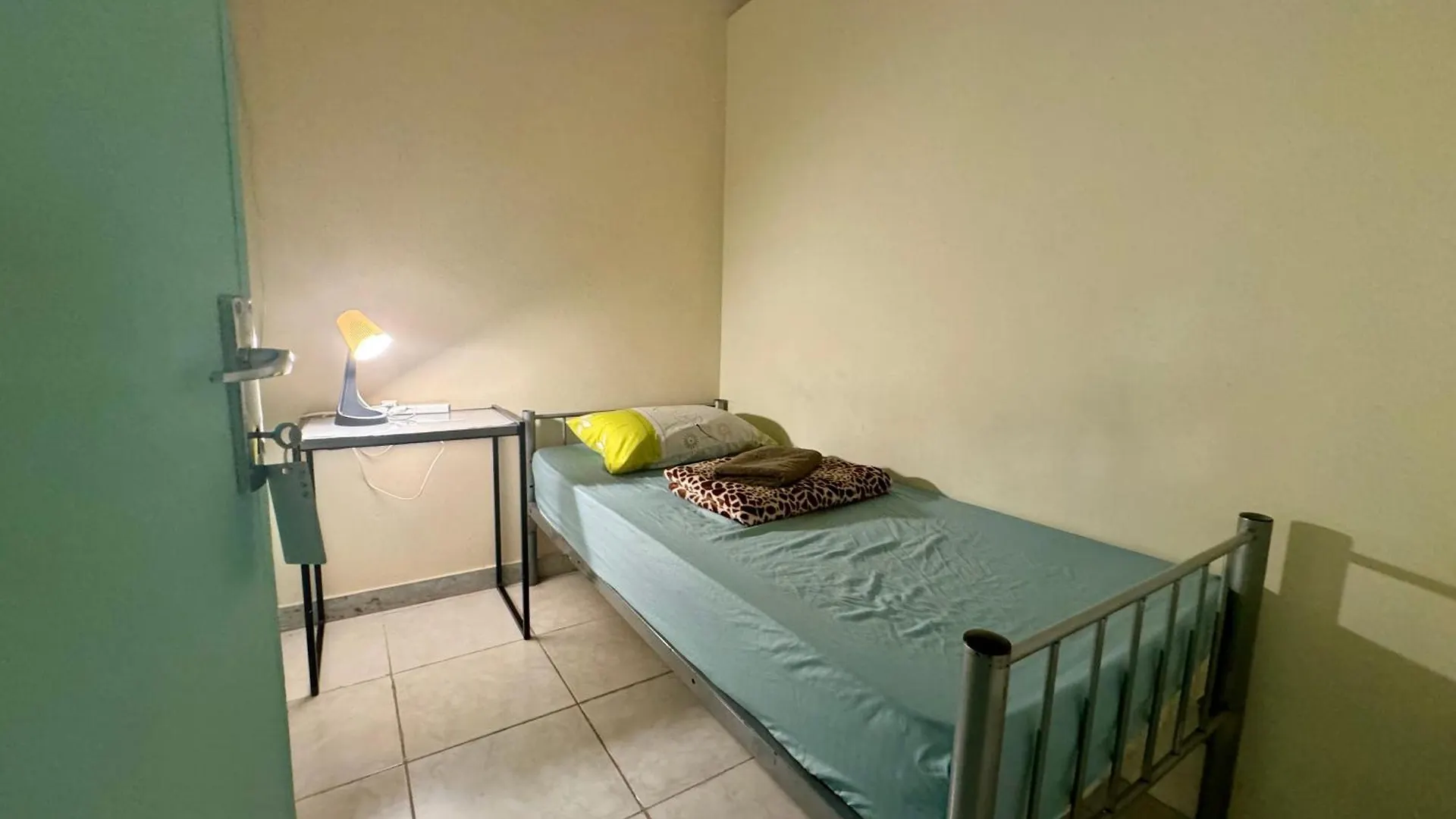 Backpacker'S Bed - No Parking Apartment Abu Dhabi 0*,